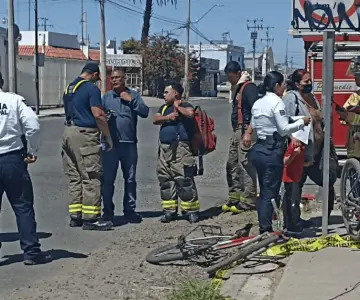 Ciclista es hospitalizado tras ser impactado por vehículo tonelada