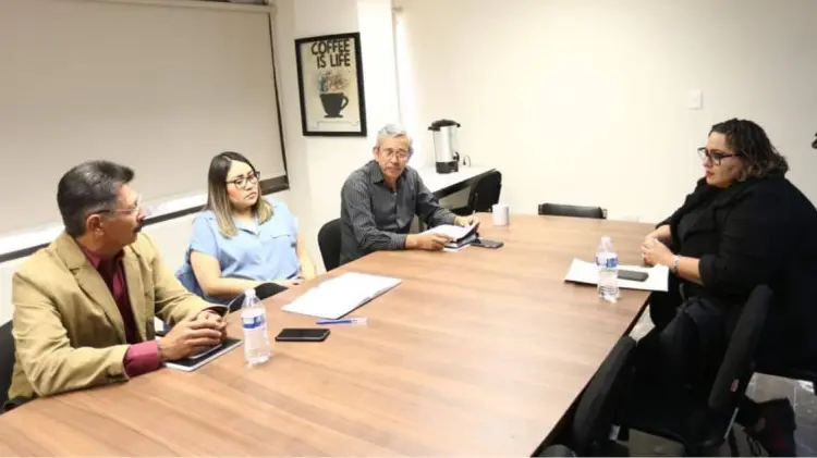 Autoridades se reunieron con Edna Nohemí Moreno Ortiz, madre del menor. (Foto: Especial/EXPRESO)