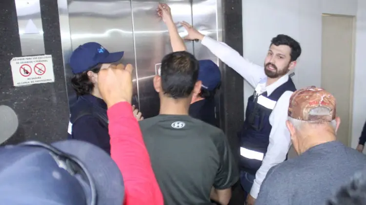 Los elementos de Bomberos pusieron a prueba los conocimientos impartidos por el personal de Elevex.
