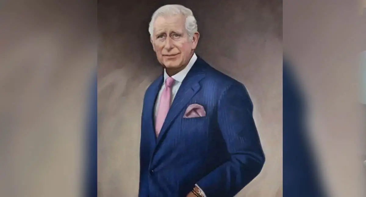 Estrena Carlos III su primer retrato oficial como Rey