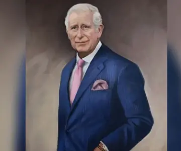 Estrena Carlos III su primer retrato oficial como Rey