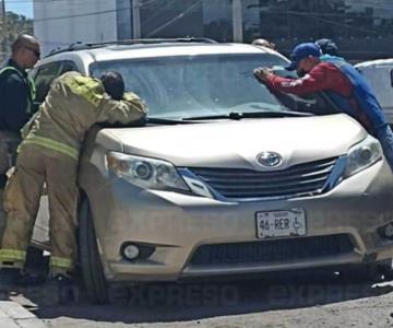 Rescatan a menor atrapado dentro de una camioneta en Hermosillo