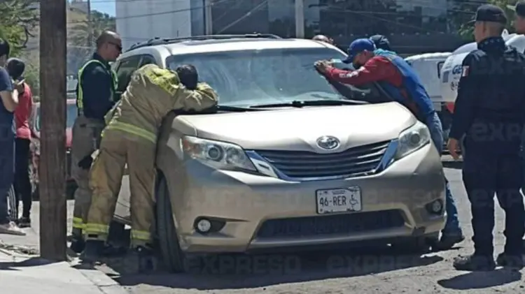 Autoridades colaboraron con la ciudadanía para poder rescatar al niño. (Foto: Tadeo Cruz/EXPRESO)