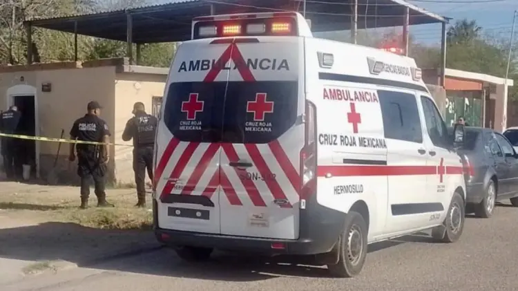 Paramédicos de Cruz Roja trasladaron a la víctima a un hospital. (Foto: Jorge Flores/EXPRESO)