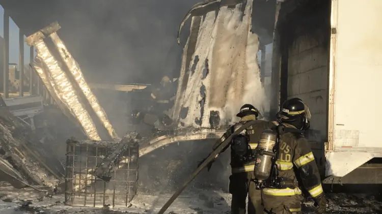 El fuego también consumió una unidad de carga tipo Torton. (Foto: Jorge Flores/EXPRESO)