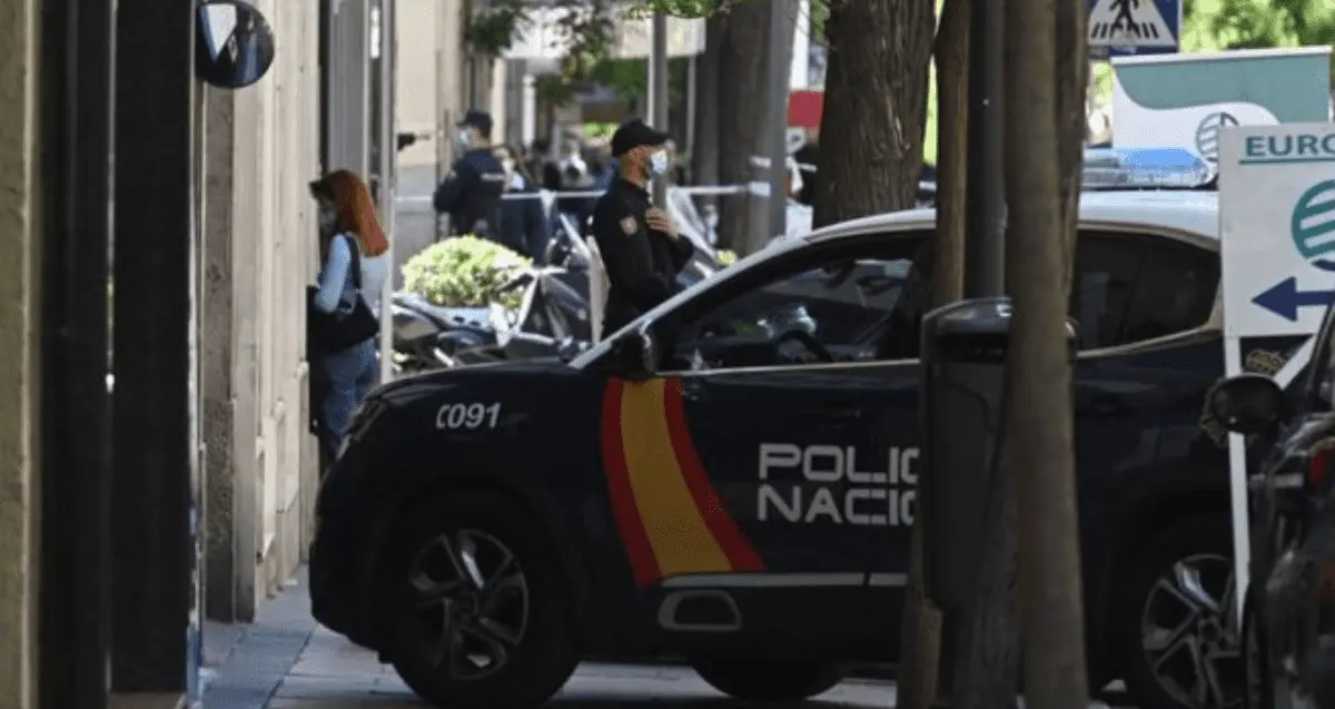 Mamá, no me tires; mujer se lanza de edificio con su hija en brazos