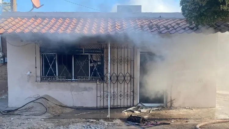 El fuego inició a causa de una veladora (Foto: Especial/EXPRESO)