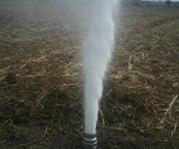 Tomas clandestinas de gasolina contaminaron canales de riego en Hidalgo