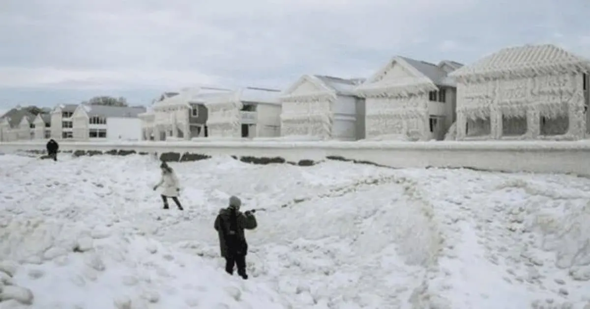 Tormenta de hielo deja sin luz a miles en Canadá; hay dos muertos