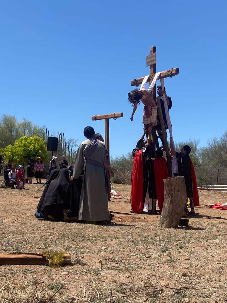 Participan cerca de 70 personas en Viacrusis del Real del Alamito