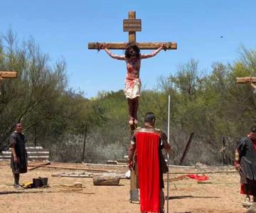 Participan cerca de 70 personas en Viacrusis del Real del Alamito