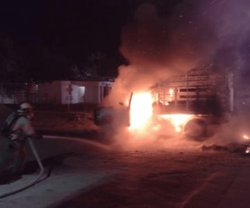 Por cortocircuito se incendia camioneta en carretera