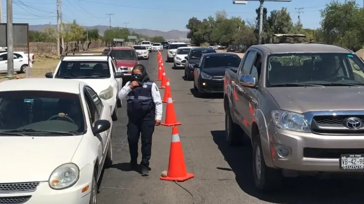 Miles de autos transitaron por la Carretera 100 el pasado jueves. (Foto: Jesús Ballesteros/EXPRESO)