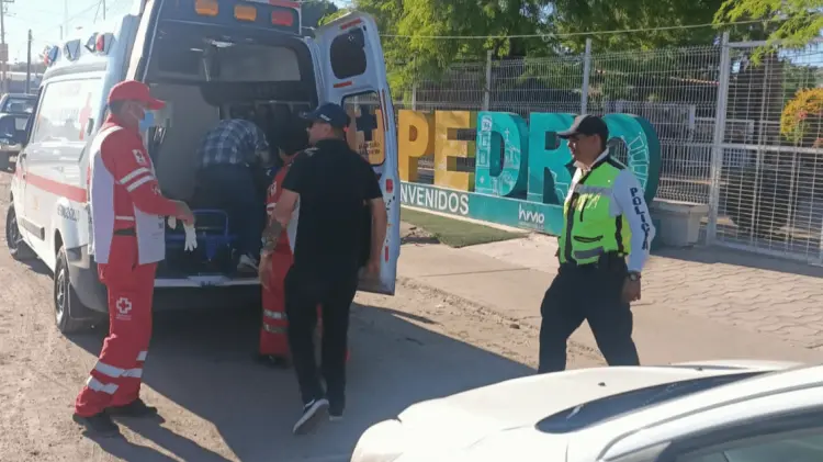 Cruz Roja auxiliando a hombre que fue mordido por víbora. (Foto: Policía Municipal / EXPRESO)