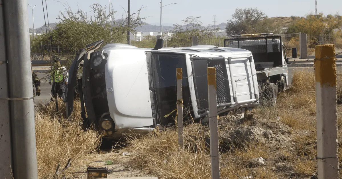 Pierde el control de su vehículo y queda volcado sobre el bulevar Progreso
