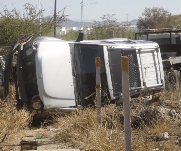 Pierde el control de su vehículo y queda volcado sobre el bulevar Progreso