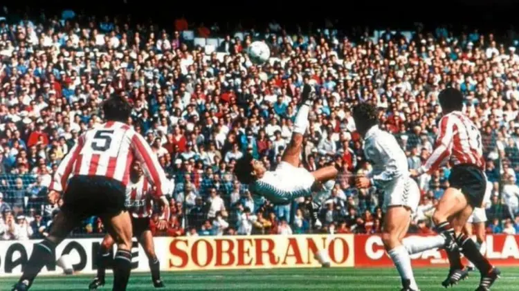 La chilena de Hugo Sánchez quedó grabada en la memoria de los aficionados. (Foto: Tomada de redes)