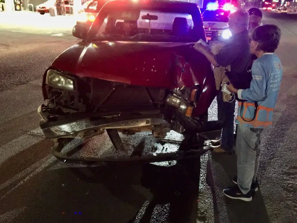 Hombre de la tercera edad choca su pick up; no vio el poste