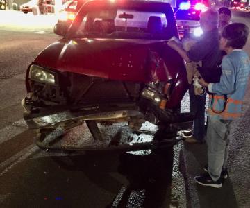 Hombre de la tercera edad choca su pick up; no vio el poste