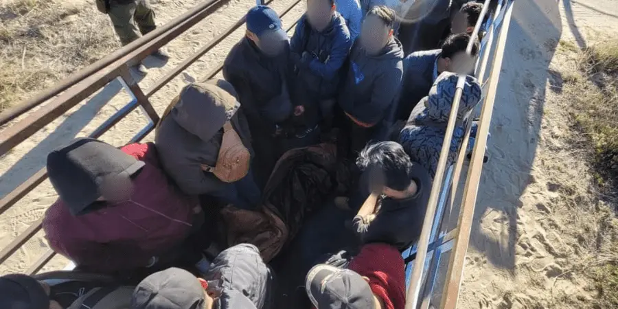 Polleros abandonan a diario a migrantes; rescatan a 300 el fin de semana
