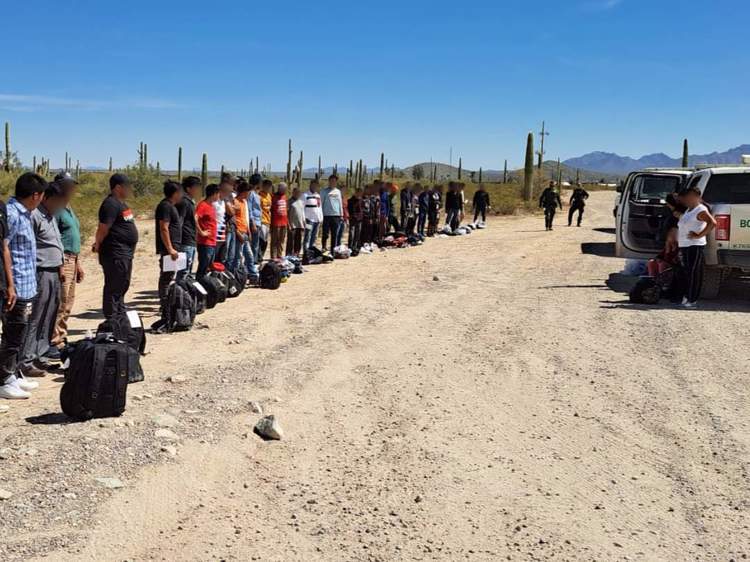 Polleros abandonan a diario a migrantes; rescatan a 300 el fin de semana