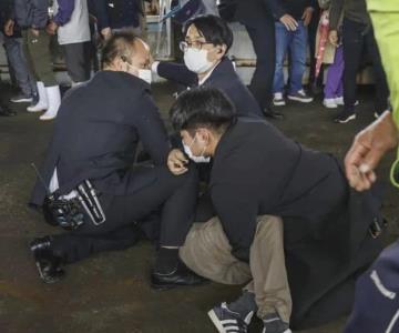 Primer ministro de Japón es evacuado tras una explosión durante discurso