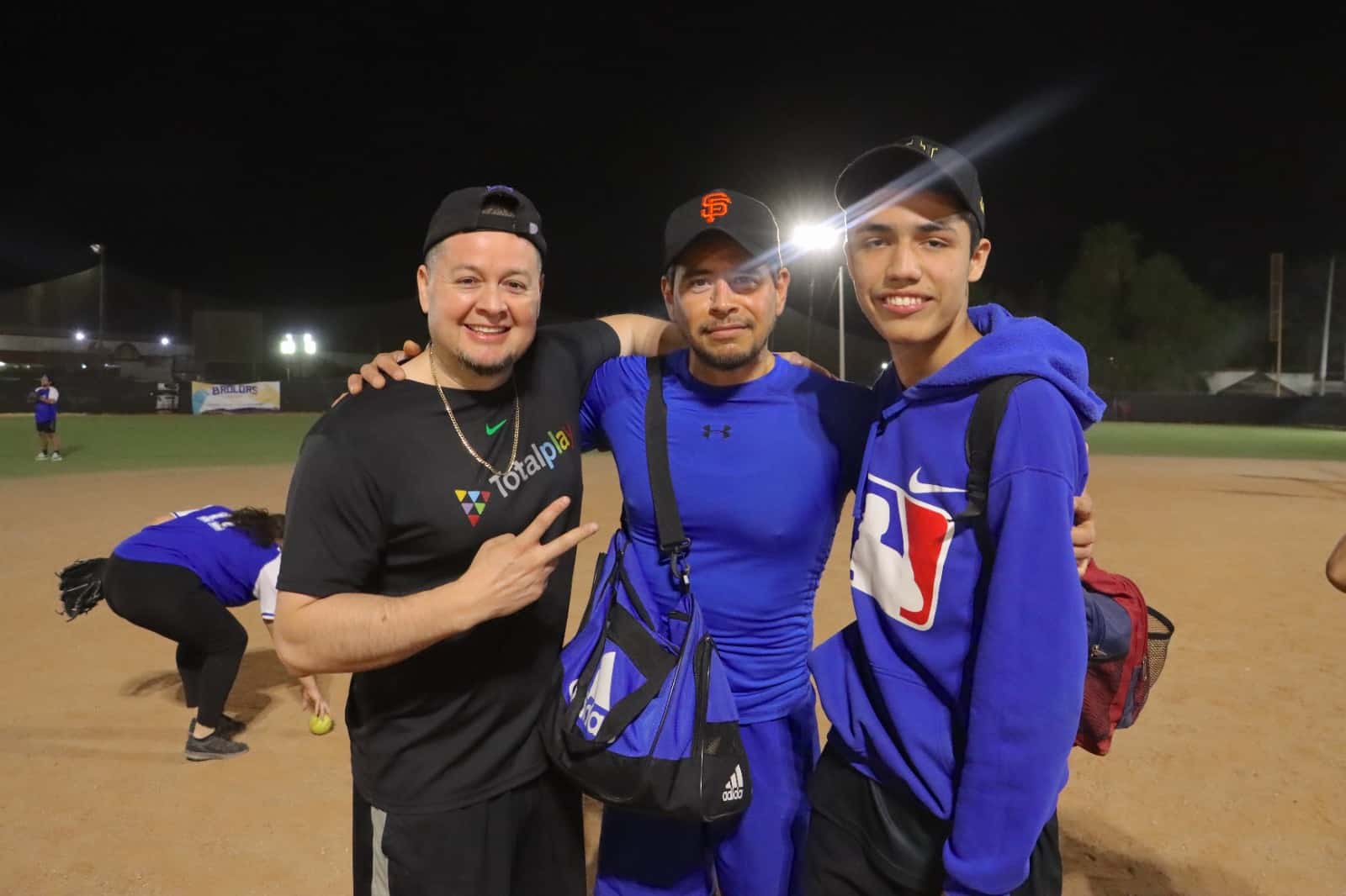 Amigos viven pasión deportiva