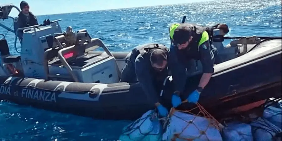 Encuentran dos toneladas de cocaína flotando en mar de Sicilia
