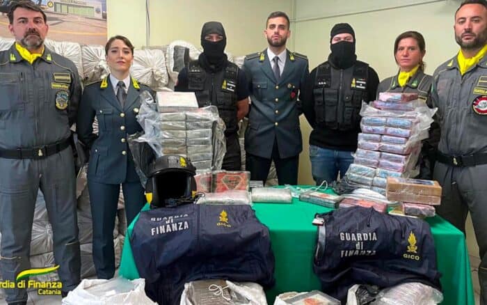 Encuentran dos toneladas de cocaína flotando en mar de Sicilia