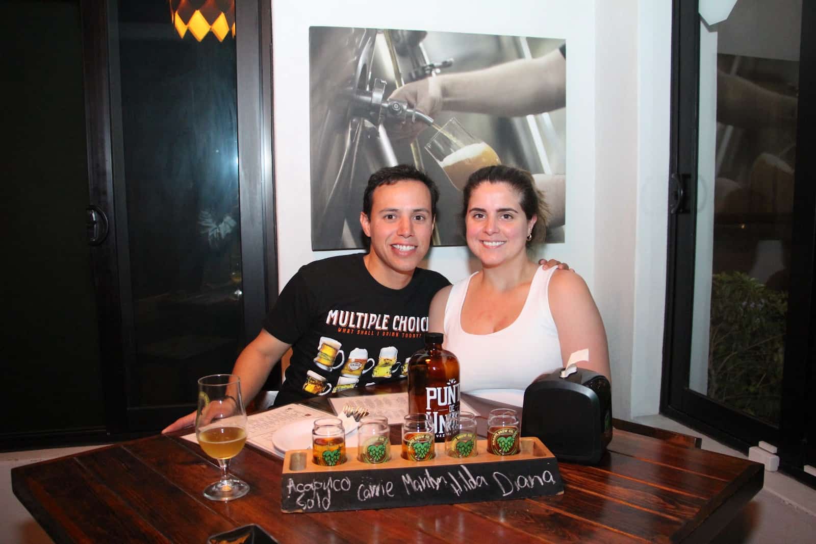 Disfrutan de gran ambiente y rica cena