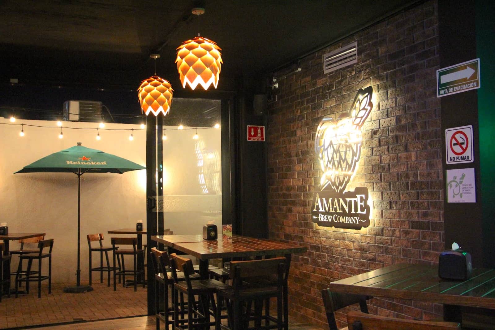 Disfrutan de gran ambiente y rica cena