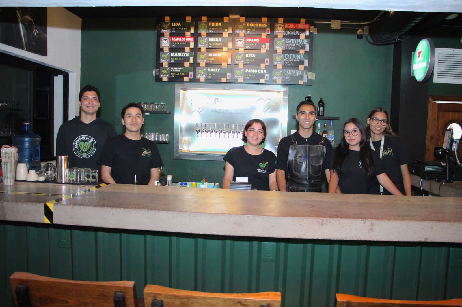 Disfrutan de gran ambiente y rica cena