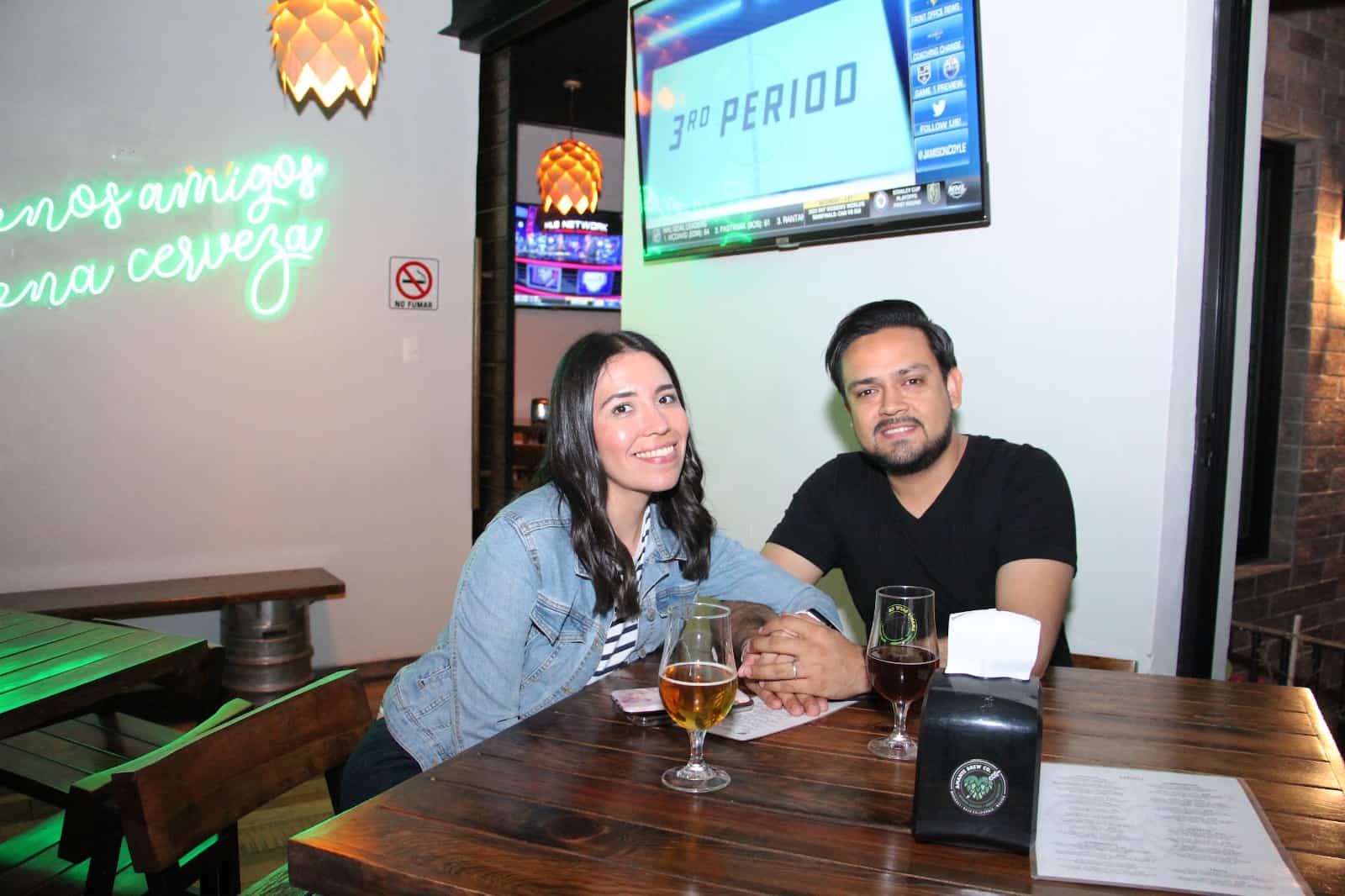 Disfrutan de gran ambiente y rica cena