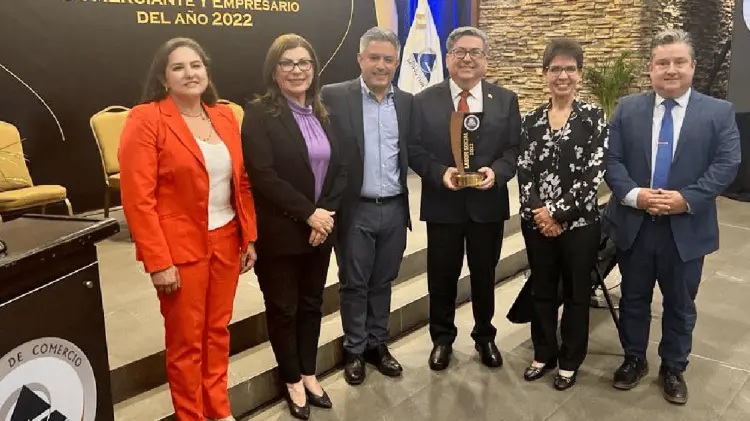 El presidente del consejo de Fundación Esposos Rodríguez, Jorge F. Landrgave, recibió el premio.