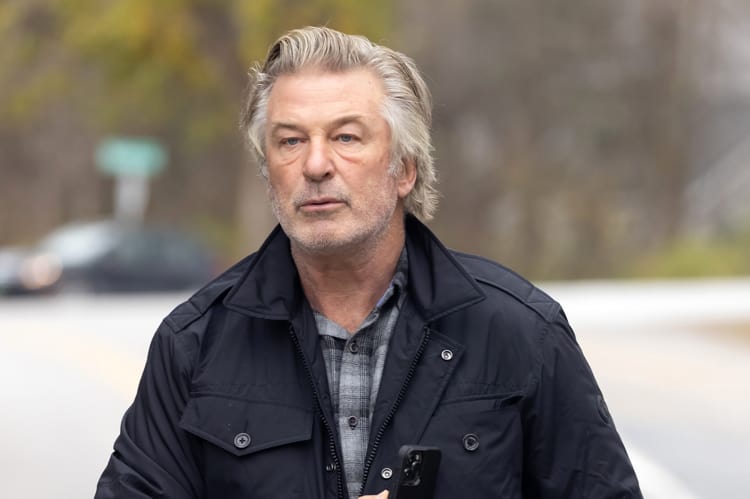 Retiran cargos de homicidio a Alec Baldwin