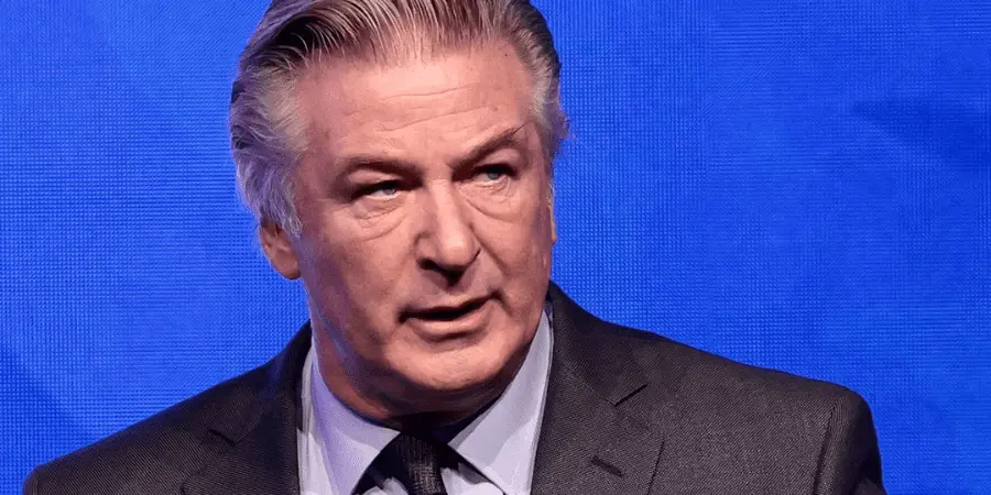 Retiran cargos de homicidio a Alec Baldwin