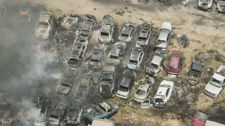 El fuego se ha propagado a tres terrenos de yunkes. (Foto: Protección Civil / EXPRESO)