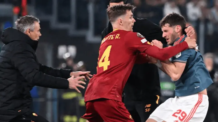 Santiago Giménez fue agredido durante el juego. (Foto: Especial/EXPRESO)