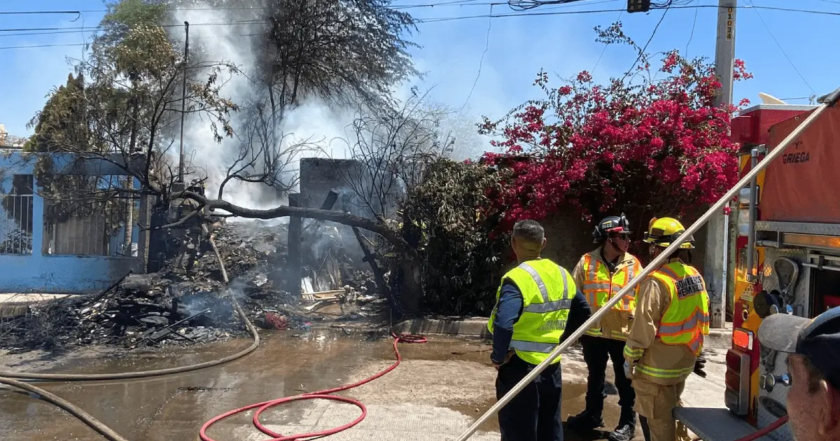 Mitigan incendio de casa abandonada y evitan pase hogares aledaños