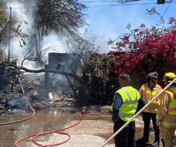 Mitigan incendio de casa abandonada y evitan pase hogares aledaños