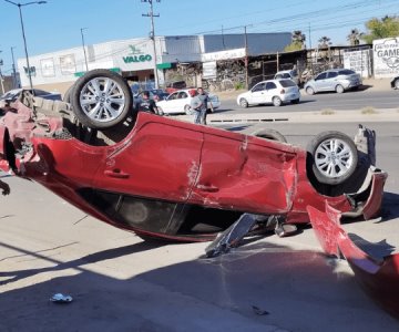 Choque en bulevar Solidaridad deja pareja lesionada y auto volcado