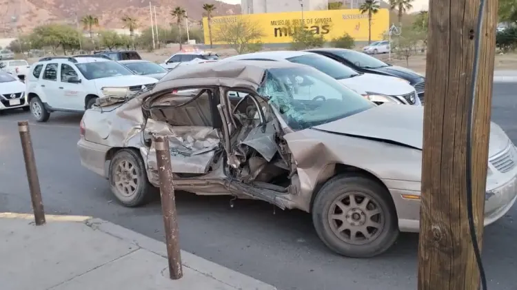 El accidente dejó cuantiosos daños materiales en ambos vehículos. (Fotos: Especial / EXPRESO)