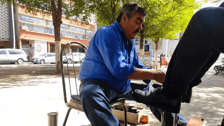 Óscar Sánchez es bolero en Hermosillo desde hace 35 años. (Foto: Víctor Valido/EXPRESO)