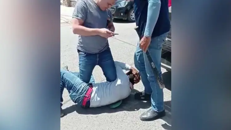 En redes circula un video donde se ve a los vecinos agrediendo al hombre. (Foto: Captura de video)