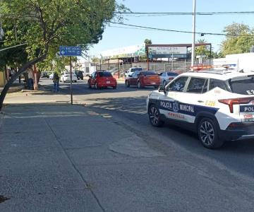 Motociclista es embestido por auto en la colonia Balderrama