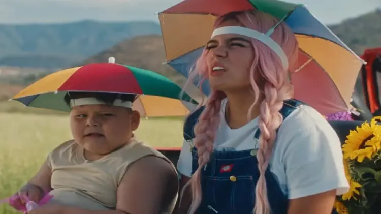 Karol G e Iker, el niño viral de TikTok, promocionan Mañana será bonito