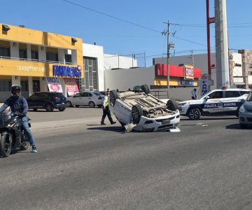 Quedan ilesos tras volcamiento al norte de Hermosillo