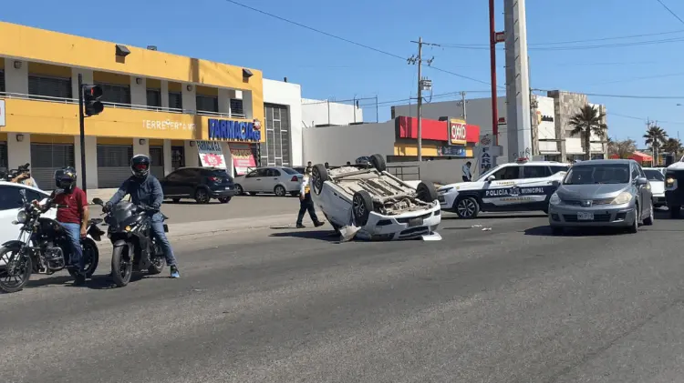 Dos vehículos protagonizaron este accidente donde el sedán quedó llantas arriba. (Foto: Tadeo Cruz)