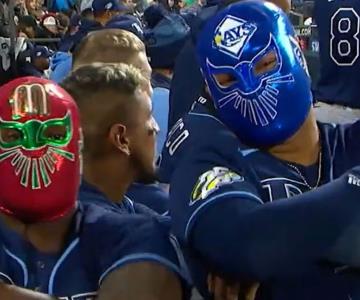 Randy Arozarena celebra jonrón de Isaac Paredes con máscara de luchador