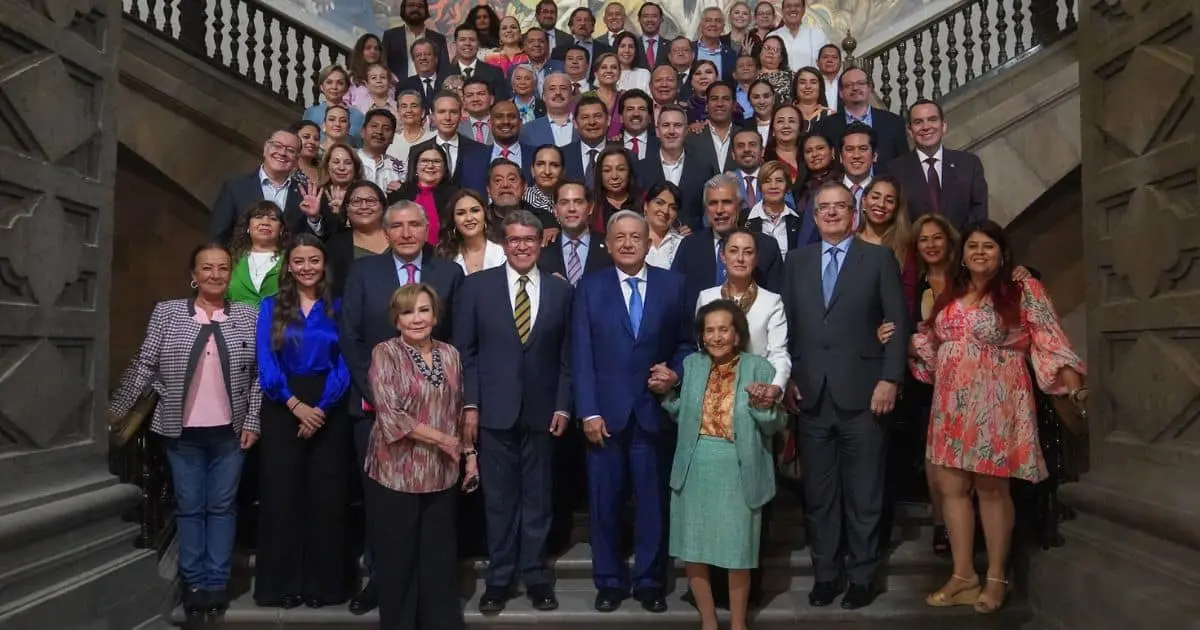 Ante toma de tribuna, senadores de Morena se reúnen con AMLO